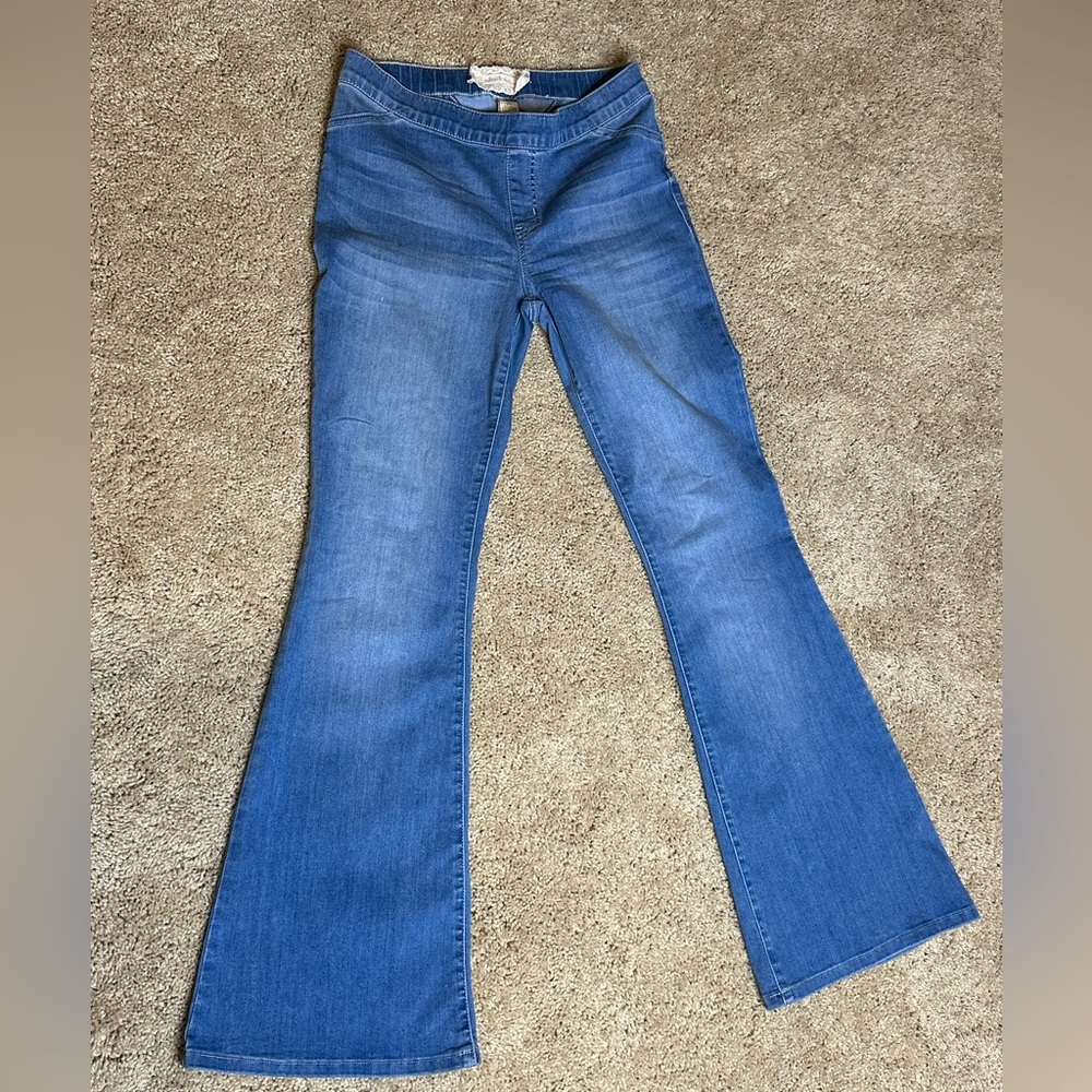 FLARE JEGGING like new jeans! Like NEW! Size medium / alterd state/ medium wash
